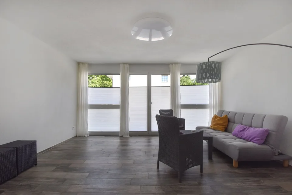 Appartamento moderno 2.5 locali con grande giardino e parcheggio esterno
