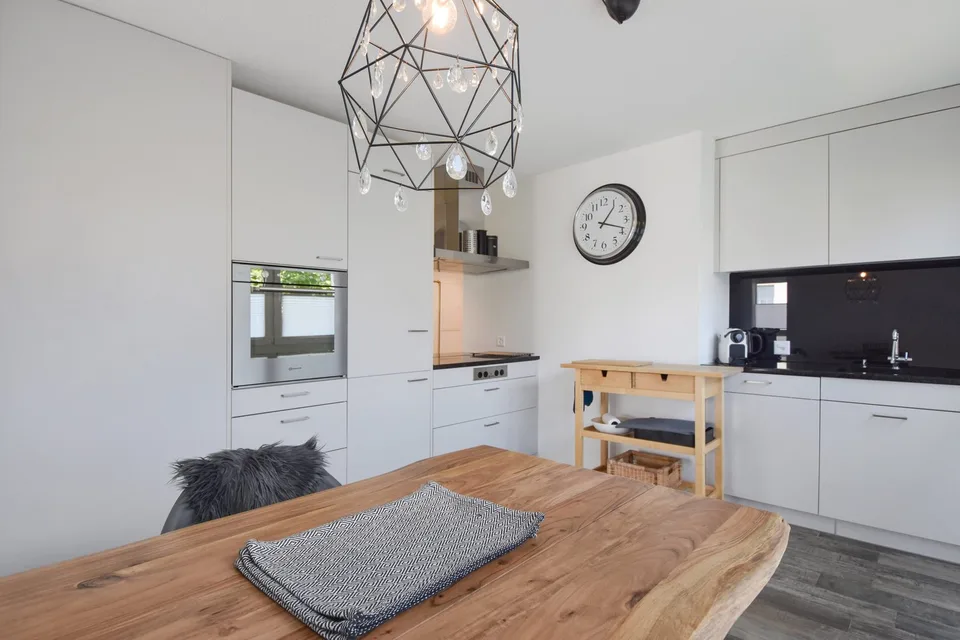 Appartamento moderno 2.5 locali con grande giardino e parcheggio esterno