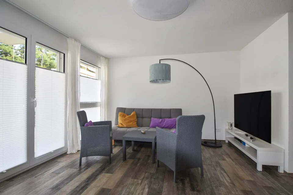 Appartamento moderno 2.5 locali con grande giardino e parcheggio esterno