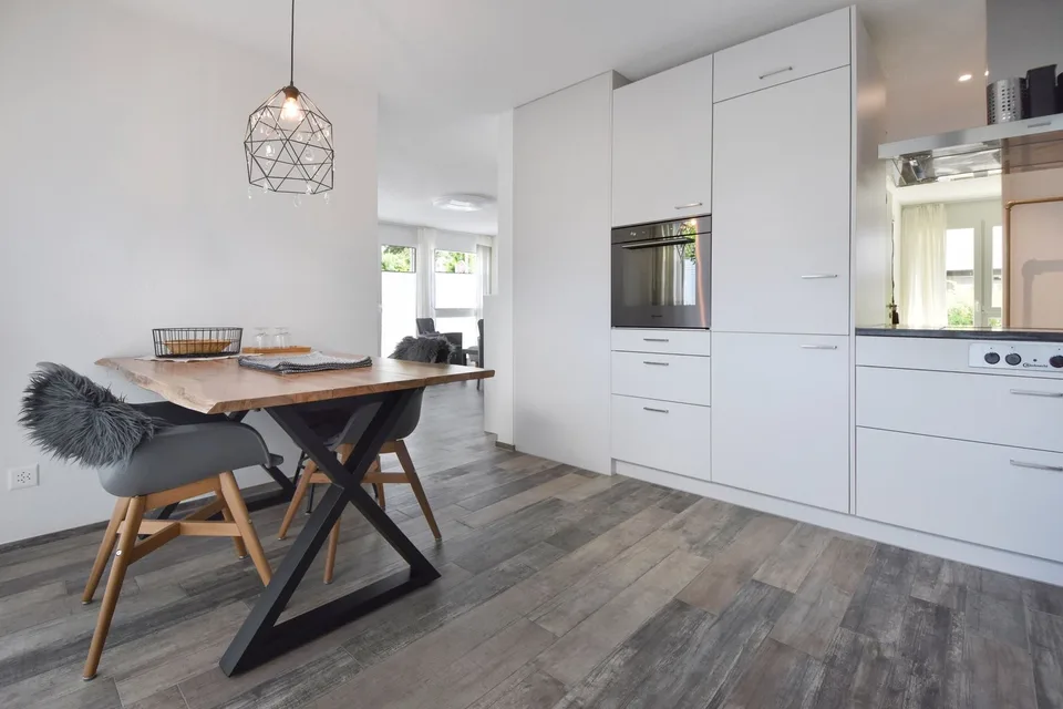Moderne 2.5-Zimmerwohnung mit grossem Garten – Foto 7 von 17