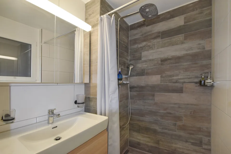 Moderne 2.5-Zimmerwohnung mit grossem Garten – Foto 10 von 17
