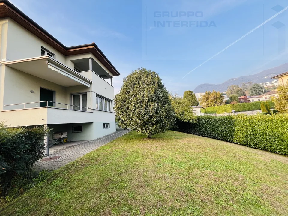 GROßES EINFAMILIENHAUS