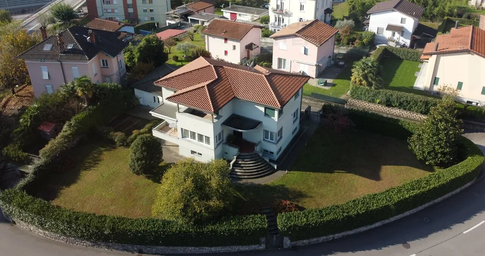 GROßES EINFAMILIENHAUS
