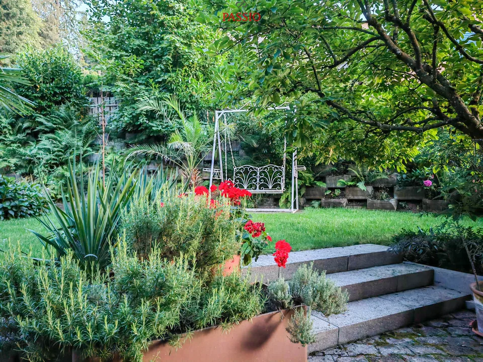 Grande maison mitoyenne de 10 pièces avec jardin paradisiaque dans un excellent emplacement