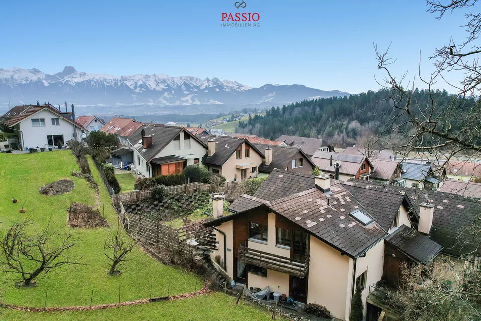 Grande maison mitoyenne de 10 pièces avec jardin paradisiaque dans un excellent emplacement