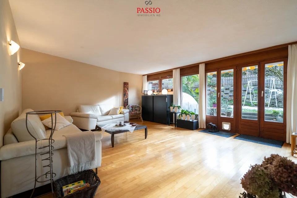 Grande maison mitoyenne de 10 pièces avec jardin paradisiaque dans un excellent emplacement