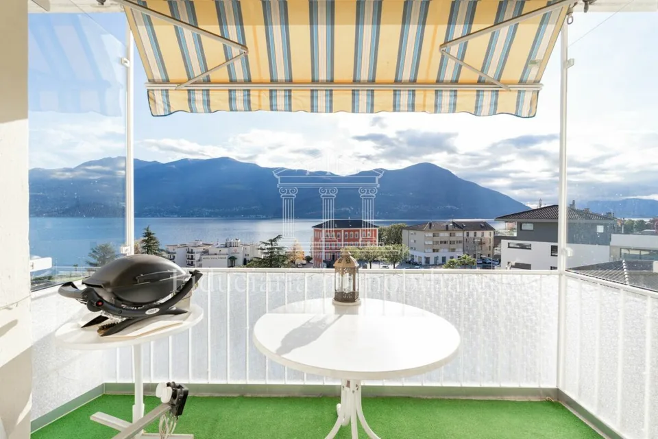 BRISSAGO - Ampio appartamento in posizione centrale e soleggiata con vista aperta sul lago