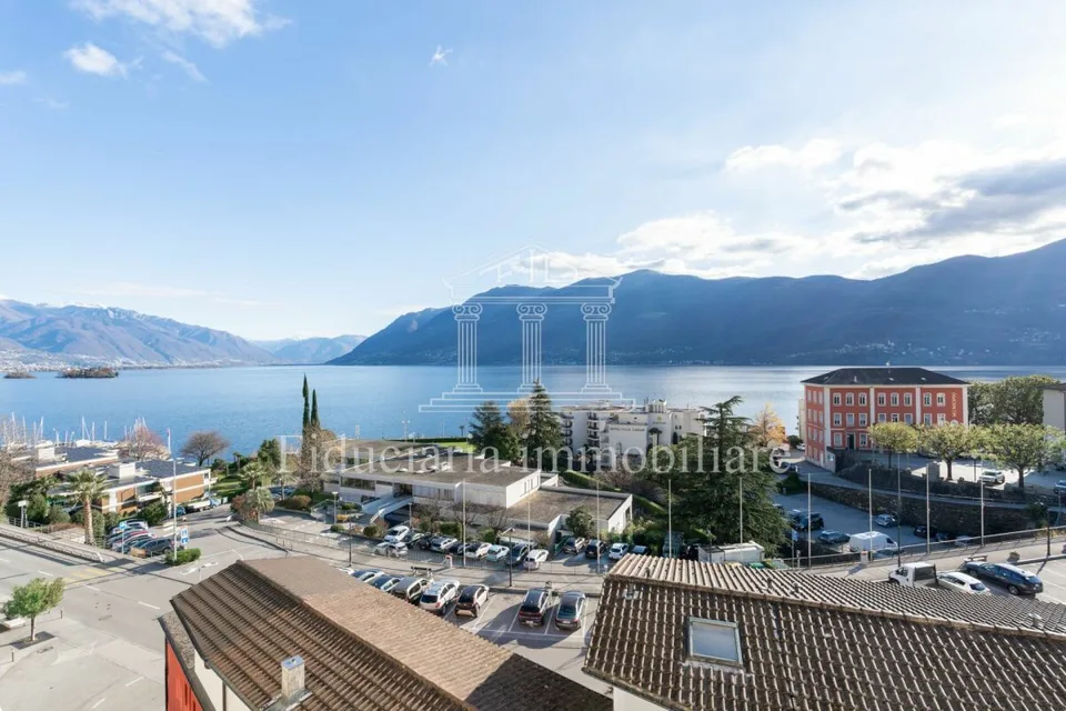 BRISSAGO - Ampio appartamento in posizione centrale e soleggiata con vista aperta sul lago