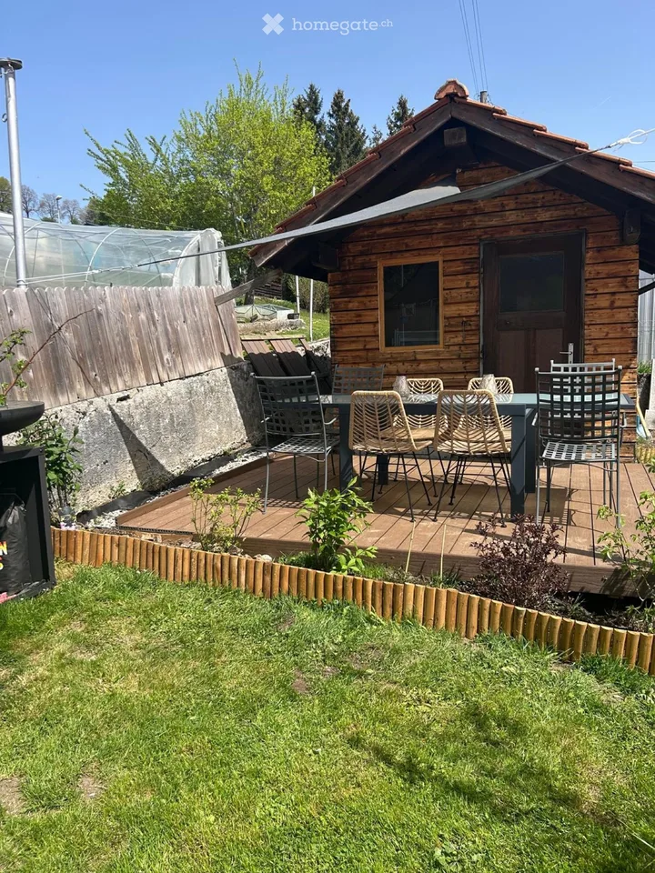 Einfamilienhaus mit Terrassen und Garagen renoviert
