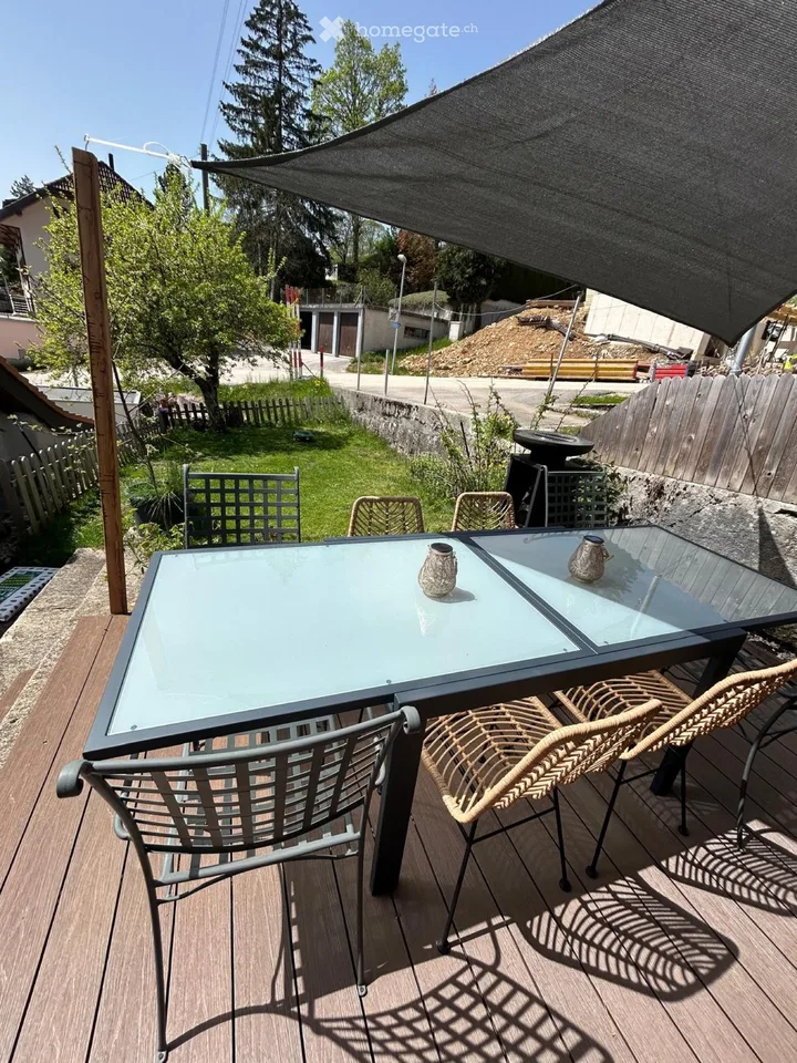 Einfamilienhaus mit Terrassen und Garagen renoviert