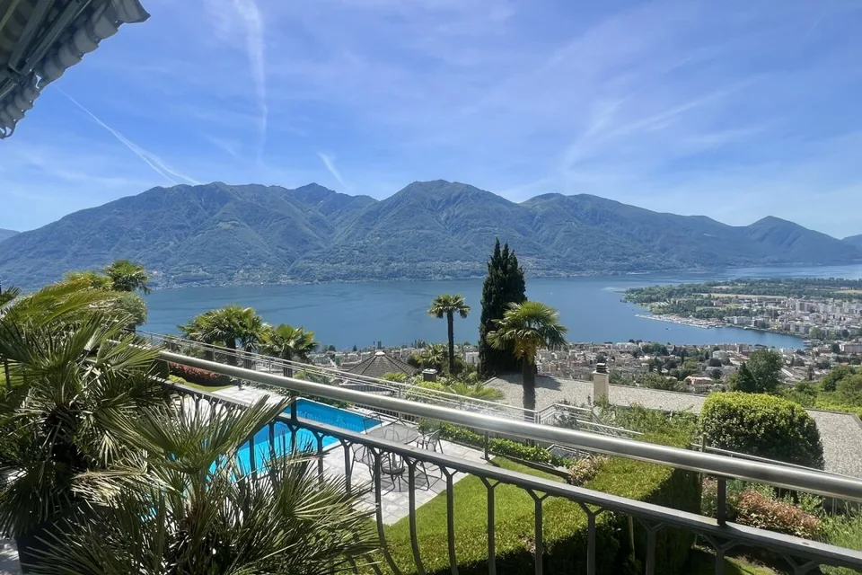 TOP LAGE mit 180° Seesicht - Exklusive Wohnung mit separatem Gästebereich und Gemeinschaftspool