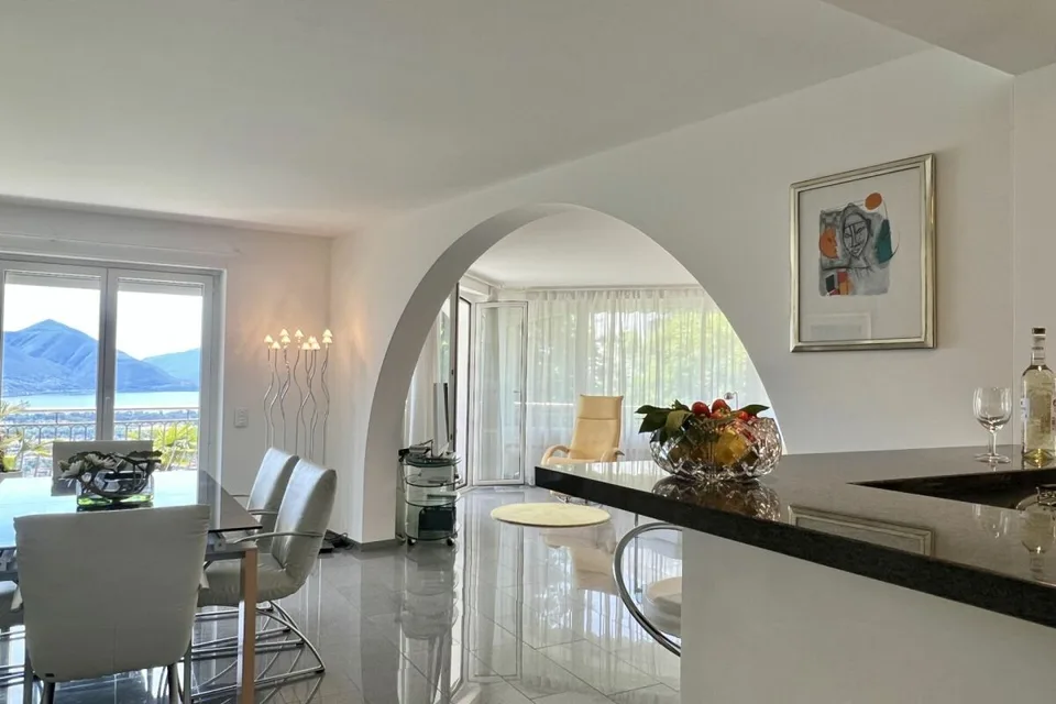 PRIME LOCATION with 180° lake view - Exclusive apartment with separate guest area