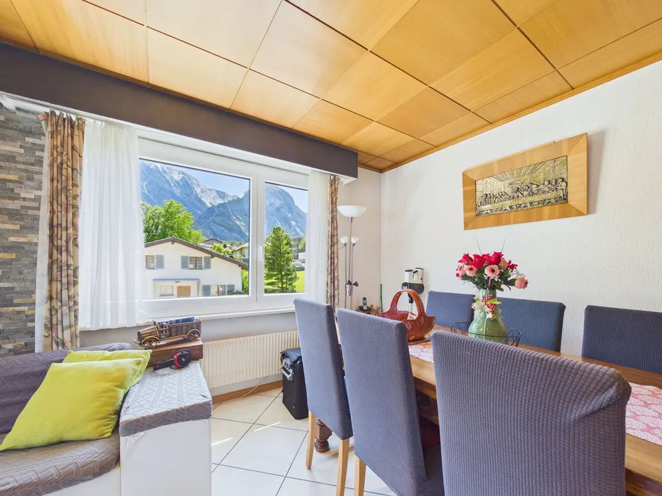 Appartamento familiare di 4,5 locali con balcone e vista mozzafiato a Susten