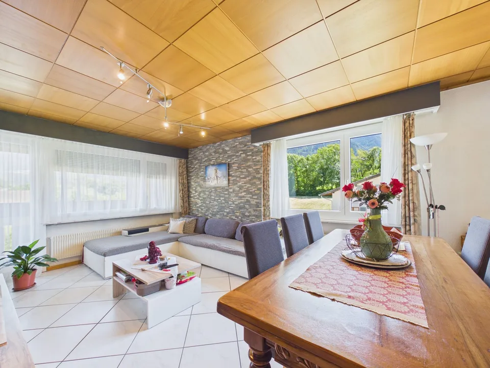 Appartamento familiare di 4,5 locali con balcone e vista mozzafiato a Susten