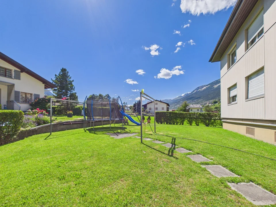 Familienfreundliche 4.5-Zimmer-Wohnung mit Balkon und traumhafter Aussicht in Susten