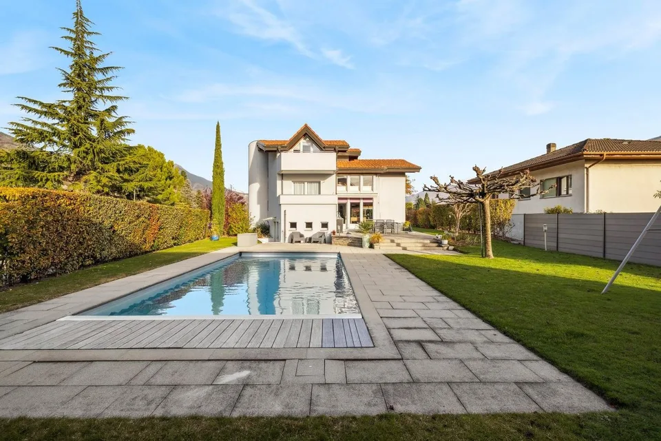 Individual villa with pool and independent studio