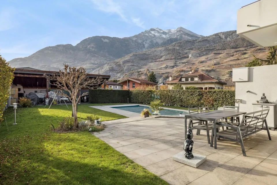 Individual villa with pool and independent studio