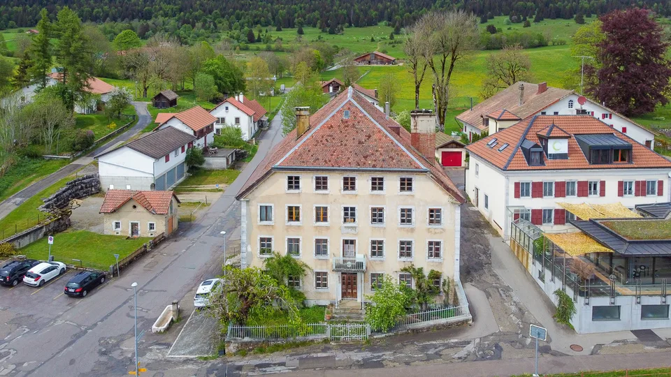 Casa indipendente con edificio locativo e diverse annesse