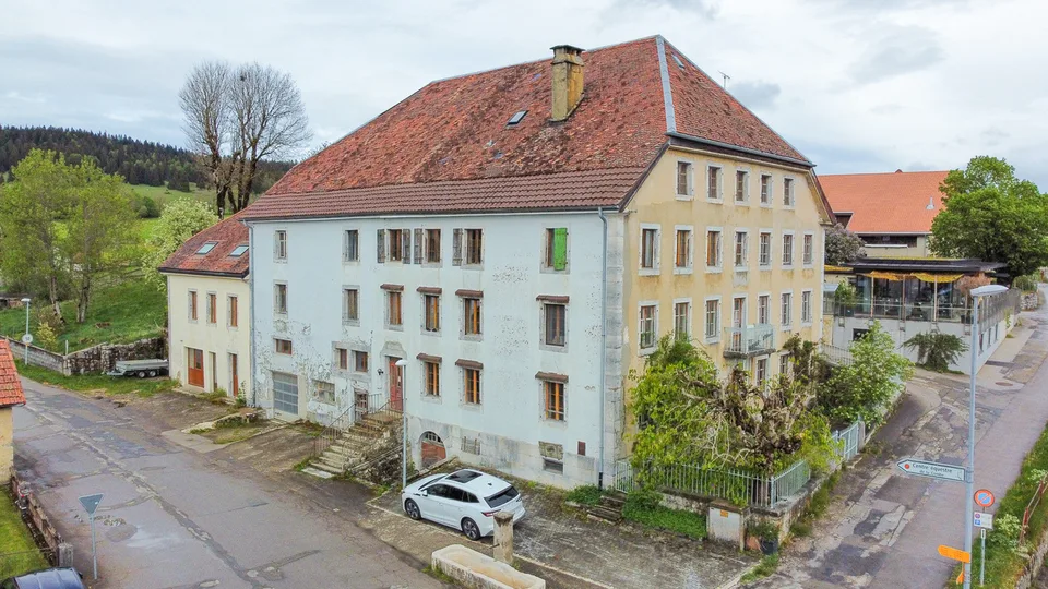 Maison indépendante avec immeuble locatif et divers annexes