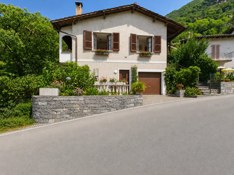 AMPIA CASA BIFAMILIARE CON VISTA APERTA, GIARDINO E BOX AUTO