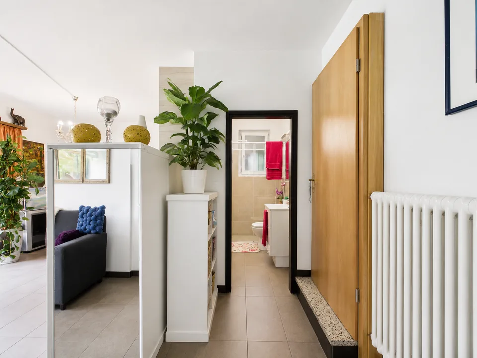 AMPIA CASA BIFAMILIARE CON VISTA APERTA, GIARDINO E BOX AUTO