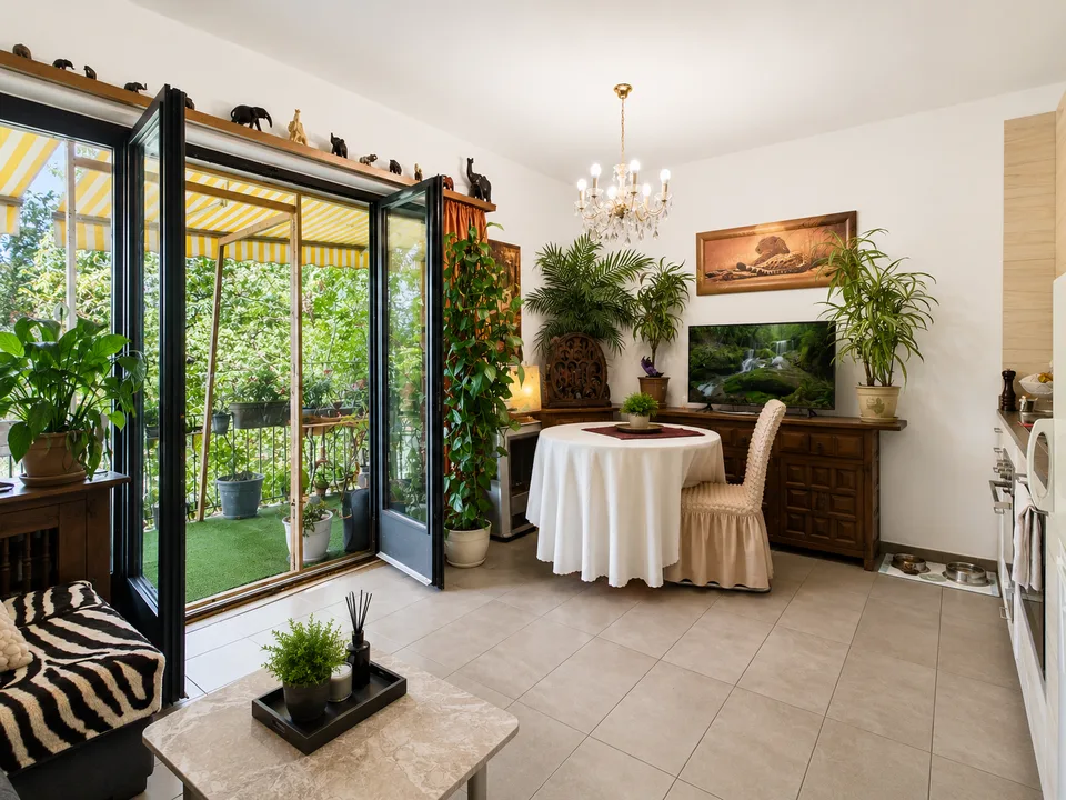 AMPIA CASA BIFAMILIARE CON VISTA APERTA, GIARDINO E BOX AUTO