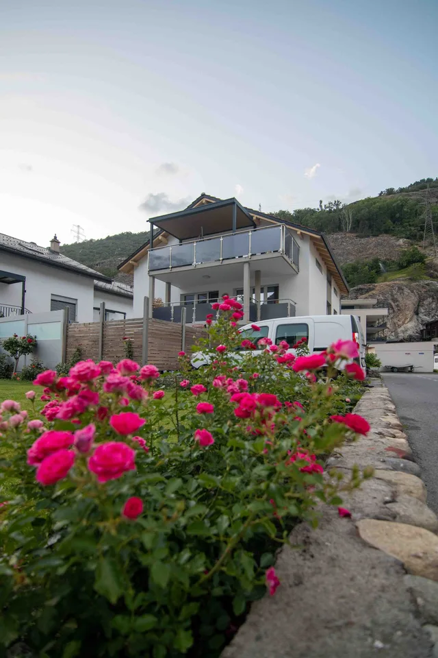 Casa multifamiliare completamente rinnovata con 3 unità abitative, garage e