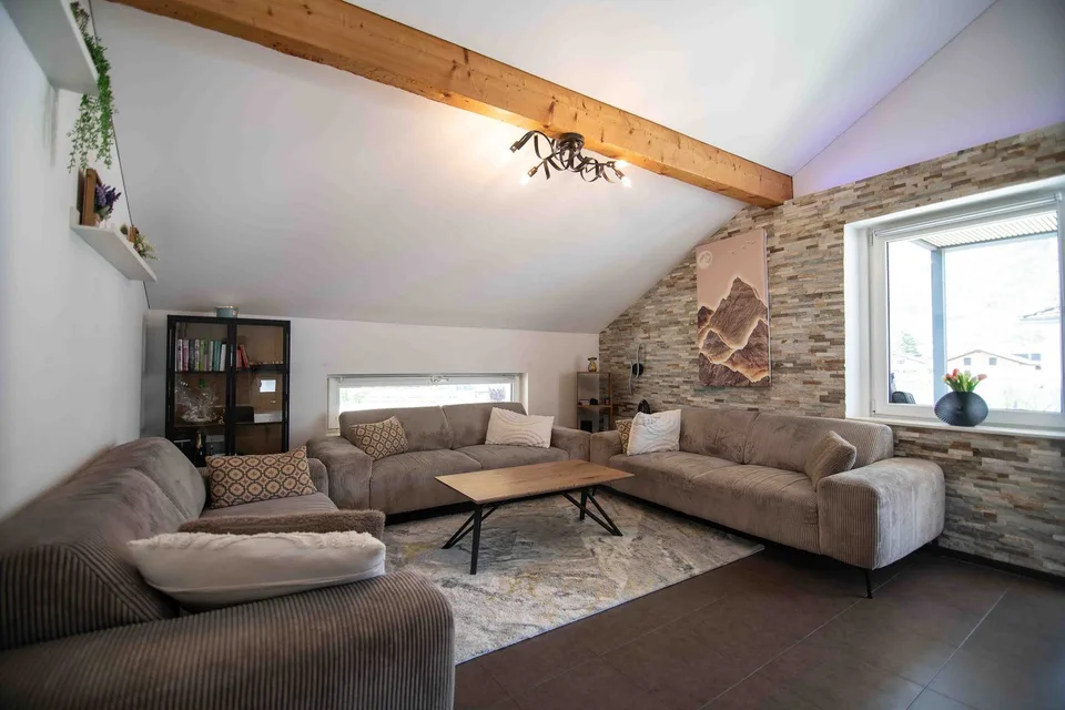 Casa multifamiliare completamente rinnovata con 3 unità abitative, garage e
