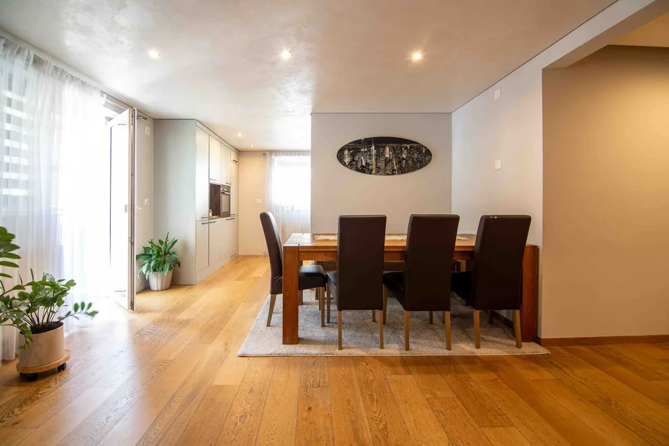 Komplett renoviertes Mehrfamilienhaus mit 3 Wohneinheiten, Garage und – Foto 10 von 13