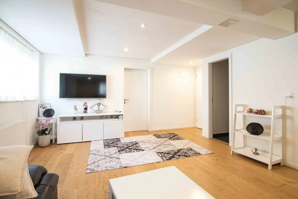 Komplett renoviertes Mehrfamilienhaus mit 3 Wohneinheiten, Garage und – Foto 7 von 13