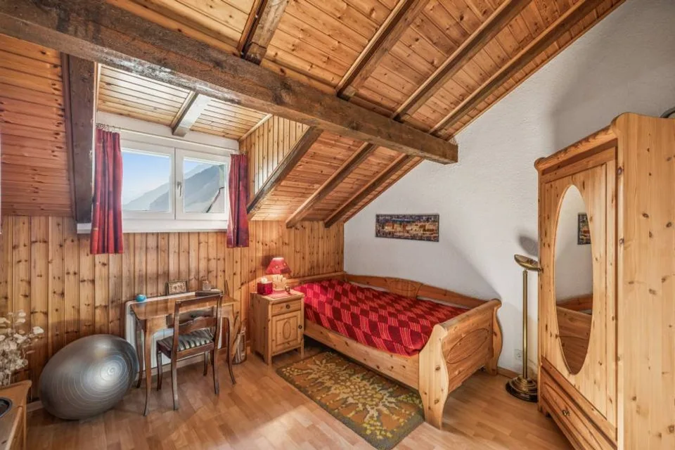 Elegantes Reihenhaus mit großem Grundstück im Herzen von Saillon – Foto 11 von 13