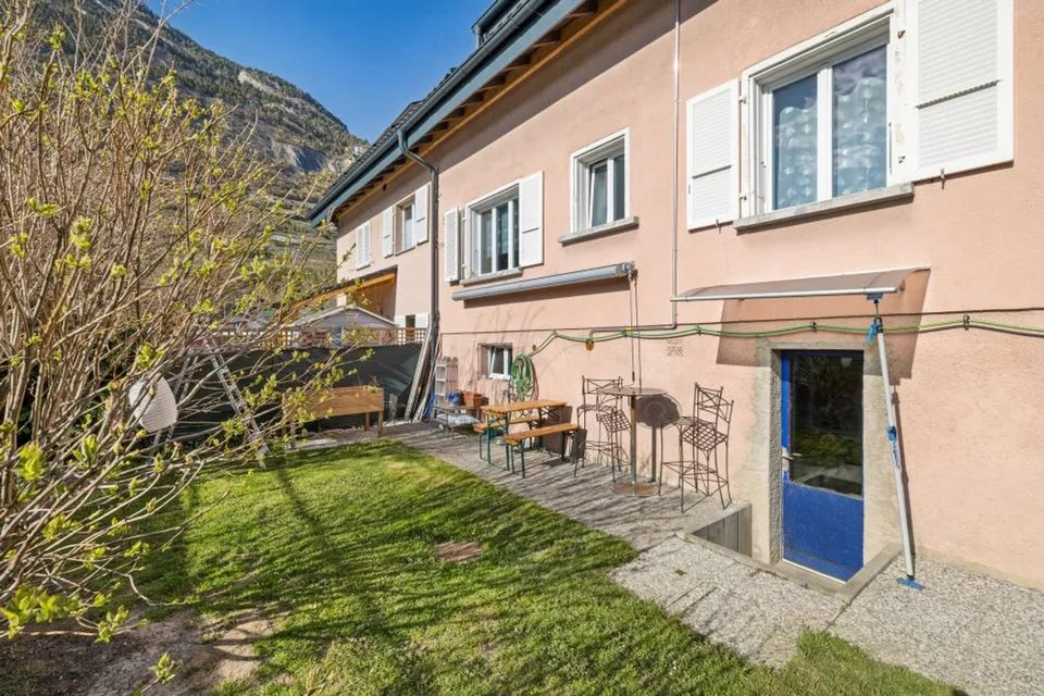 Elegantes Reihenhaus mit großem Grundstück im Herzen von Saillon