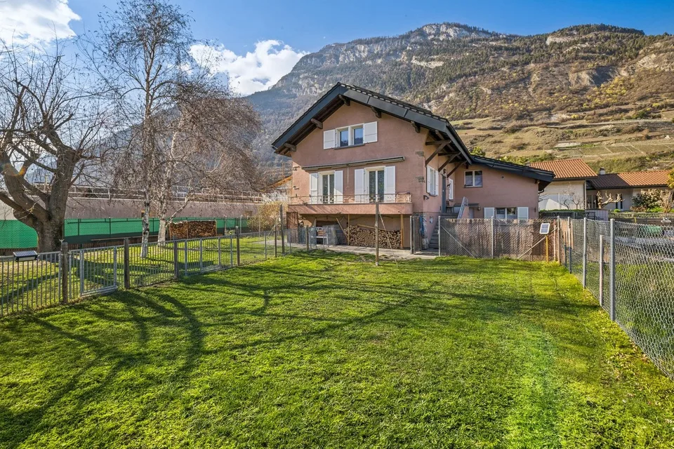 Élégante maison jumelée avec vaste terrain au coeur de Saillon