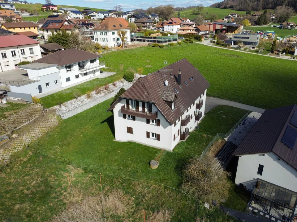 Un appartamento familiare con giardino, aperto sulla campagna