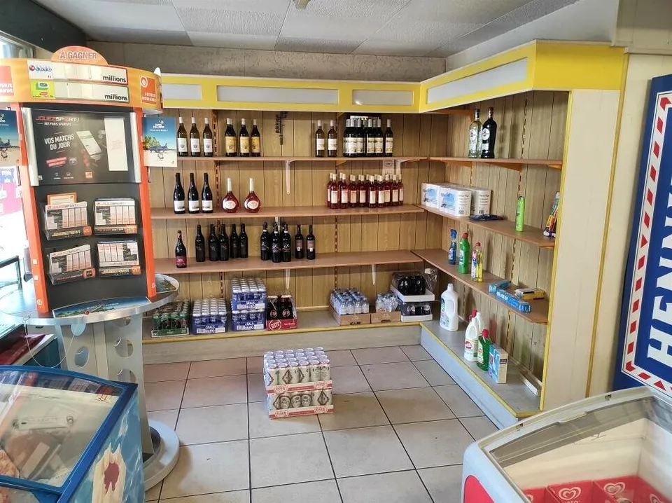 Belle surface commerciale (Foncier) en vente à Renens