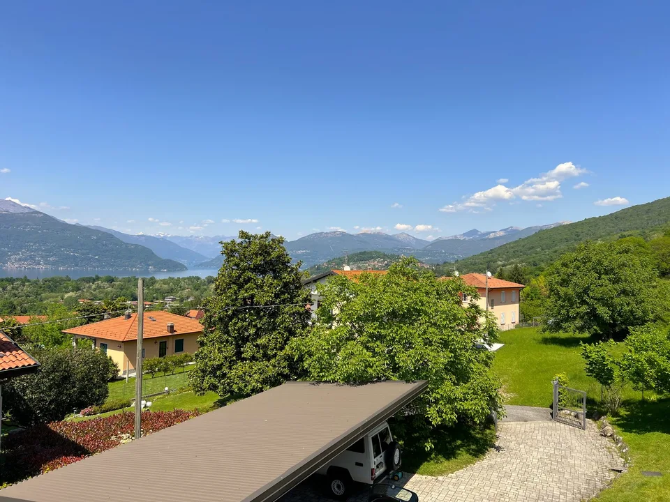 Schöne Villa inmitten der Natur mit Garage und Blick auf den Lago Maggire und die umliegenden Bergen – Foto 24 von 25