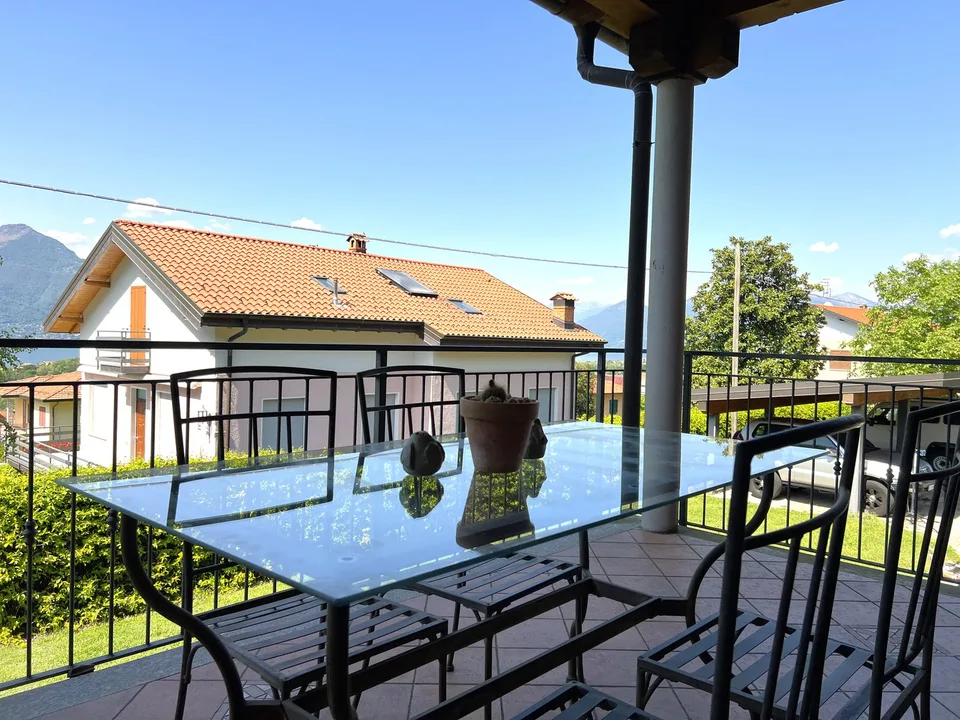 Schöne Villa inmitten der Natur mit Garage und Blick auf den Lago Maggire und die umliegenden Bergen – Foto 20 von 25