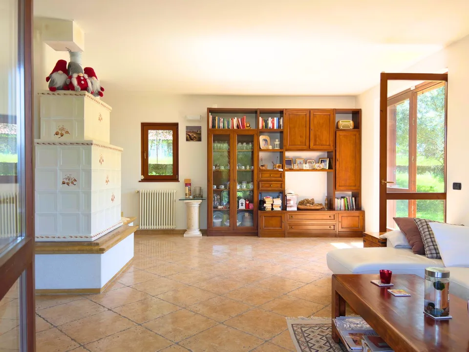 Belle villa entourée de nature avec garage et vue sur le lac Majeur et les montagnes environnantes