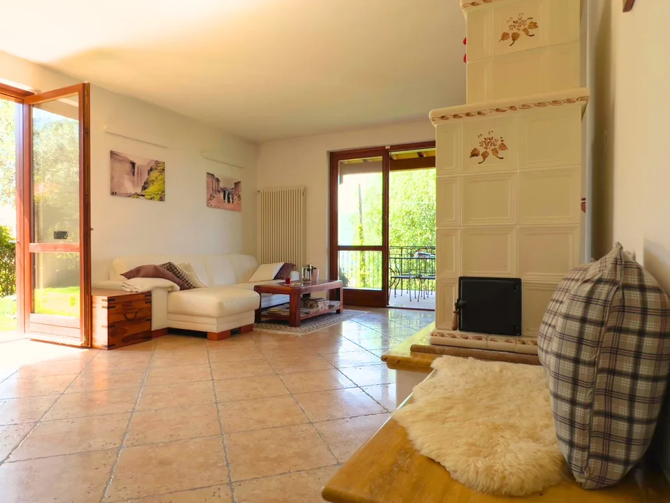 Belle villa entourée de nature avec garage et vue sur le lac Majeur et les montagnes environnantes