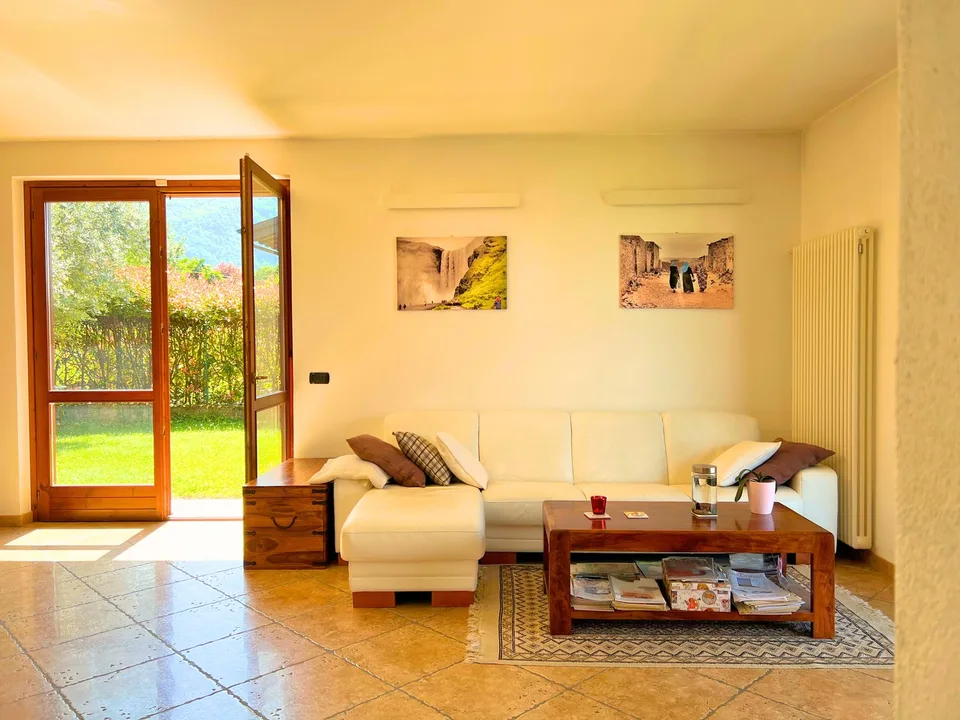 Belle villa entourée de nature avec garage et vue sur le lac Majeur et les montagnes environnantes