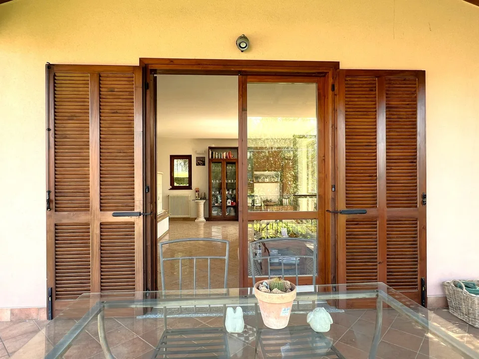 Schöne Villa inmitten der Natur mit Garage und Blick auf den Lago Maggire und die umliegenden Bergen – Foto 19 von 25