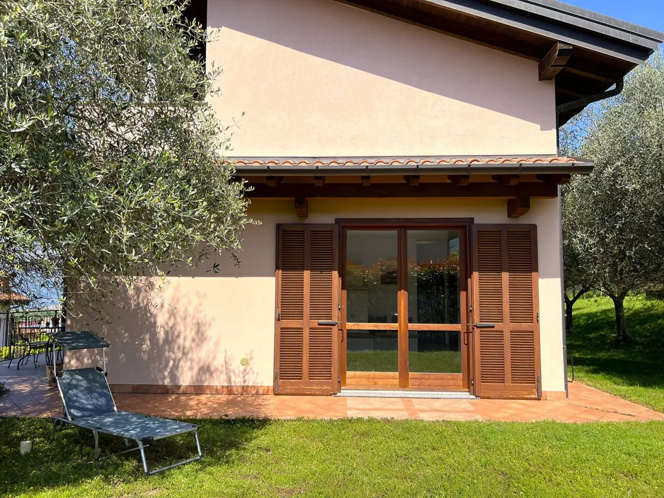 Schöne Villa inmitten der Natur mit Garage und Blick auf den Lago Maggire und die umliegenden Bergen – Foto 21 von 25