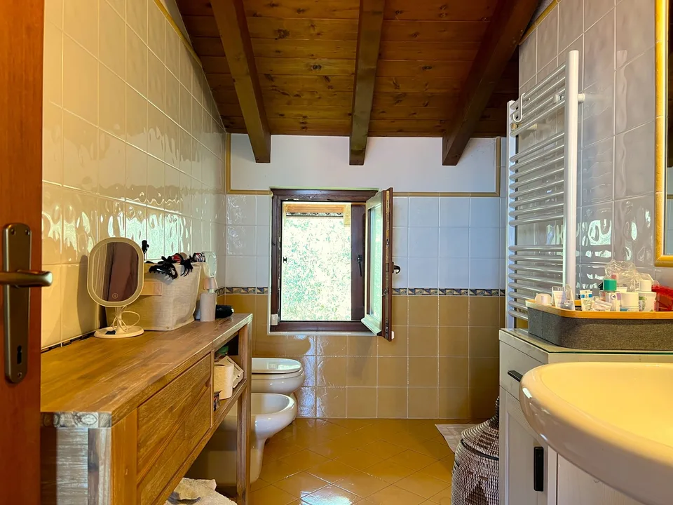 Schöne Villa inmitten der Natur mit Garage und Blick auf den Lago Maggire und die umliegenden Bergen – Foto 13 von 25