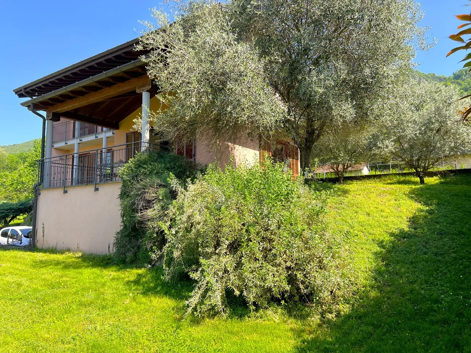 Schöne Villa inmitten der Natur mit Garage und Blick auf den Lago Maggire und die umliegenden Bergen – Foto 22 von 25