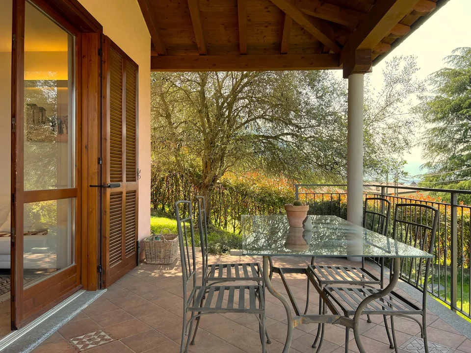 Schöne Villa inmitten der Natur mit Garage und Blick auf den Lago Maggire und die umliegenden Bergen – Foto 18 von 25