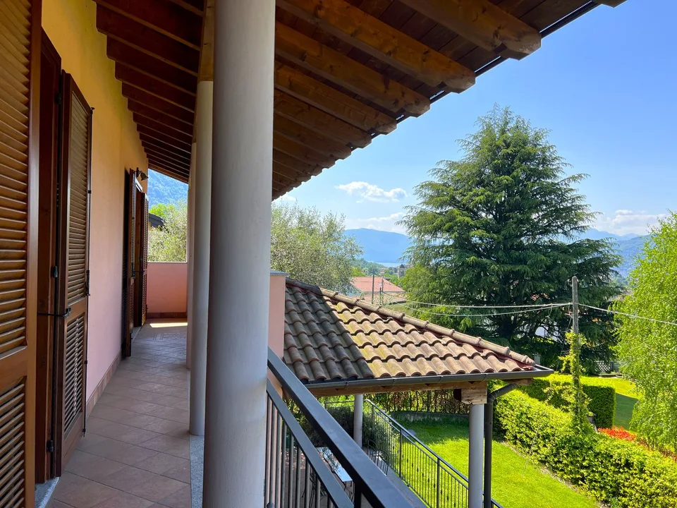 Schöne Villa inmitten der Natur mit Garage und Blick auf den Lago Maggire und die umliegenden Bergen – Foto 14 von 25