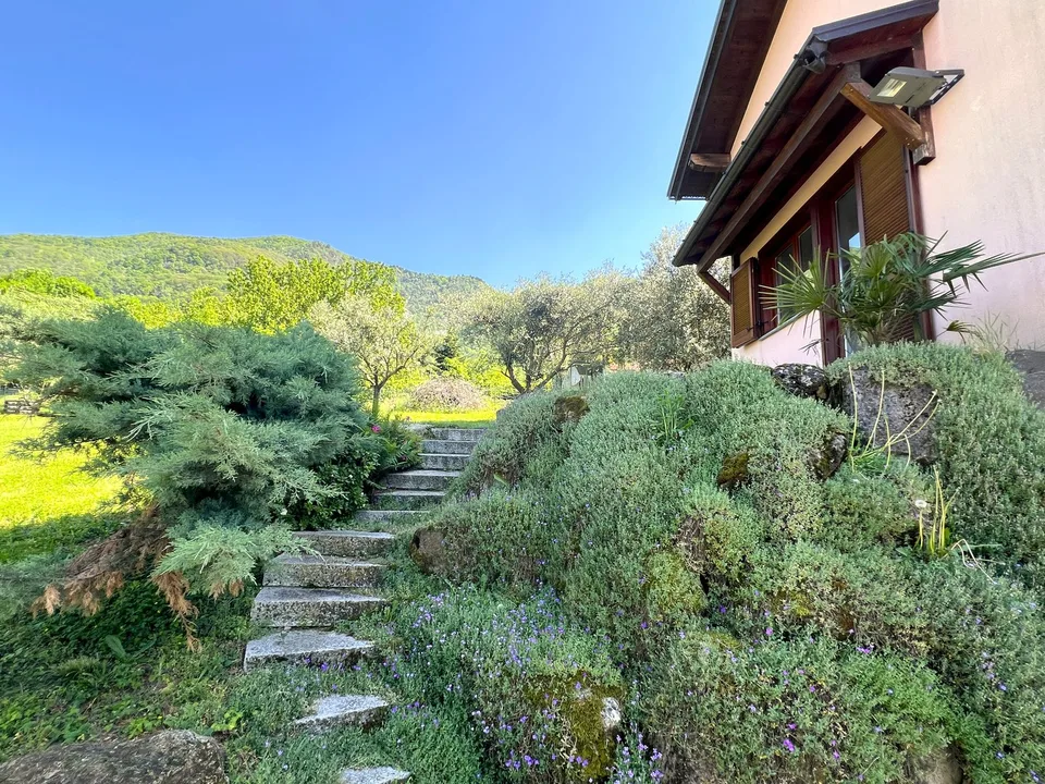 Schöne Villa inmitten der Natur mit Garage und Blick auf den Lago Maggire und die umliegenden Bergen – Foto 23 von 25