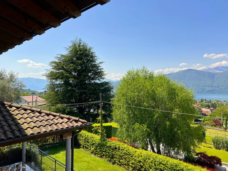 Schöne Villa inmitten der Natur mit Garage und Blick auf den Lago Maggire und die umliegenden Bergen – Foto 25 von 25