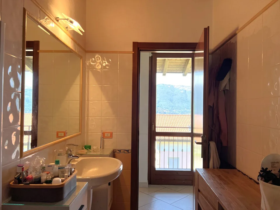 Schöne Villa inmitten der Natur mit Garage und Blick auf den Lago Maggire und die umliegenden Bergen – Foto 12 von 25