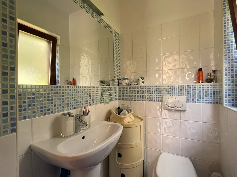 Schöne Villa inmitten der Natur mit Garage und Blick auf den Lago Maggire und die umliegenden Bergen – Foto 8 von 25